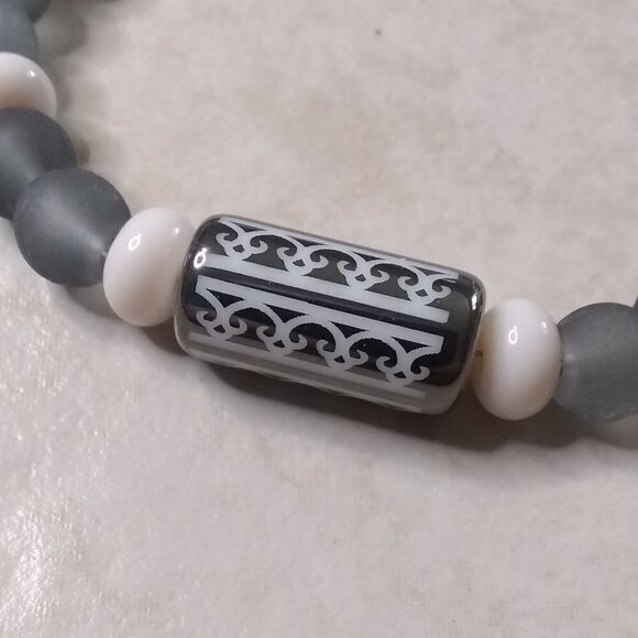 🍂🍁🍃 3/$25!!! Gray + Off-White Beaded Winter Bracelet! Sturdy Everyday Wear! - Picture 4 of 8